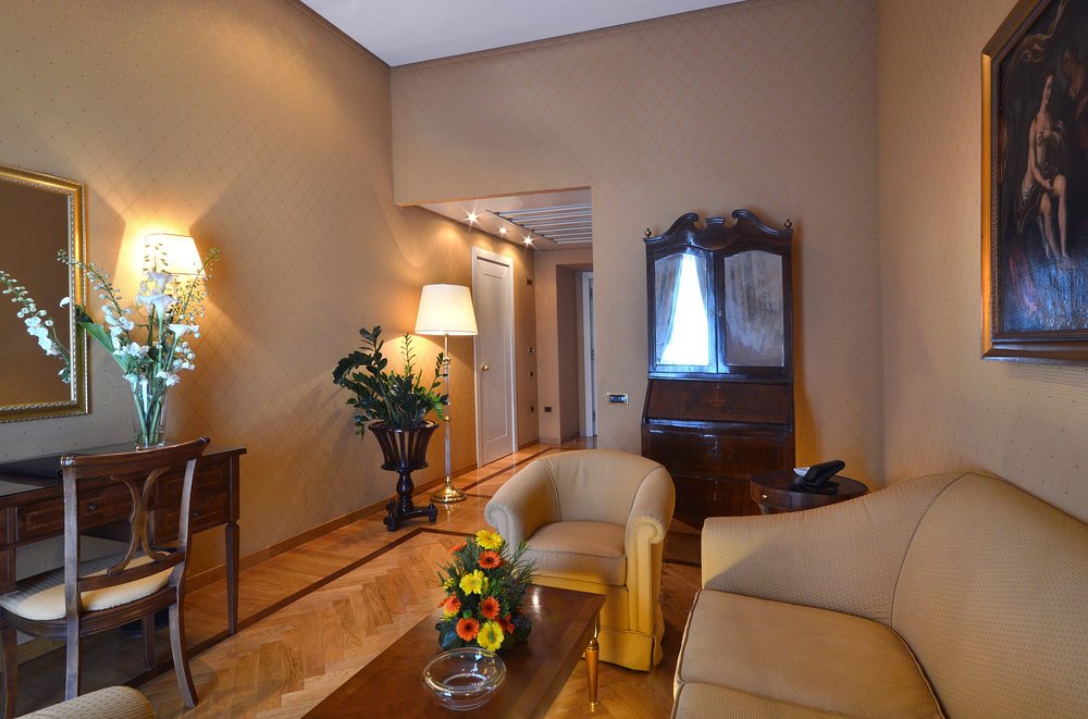 Grand Hotel Vesuvio view 4