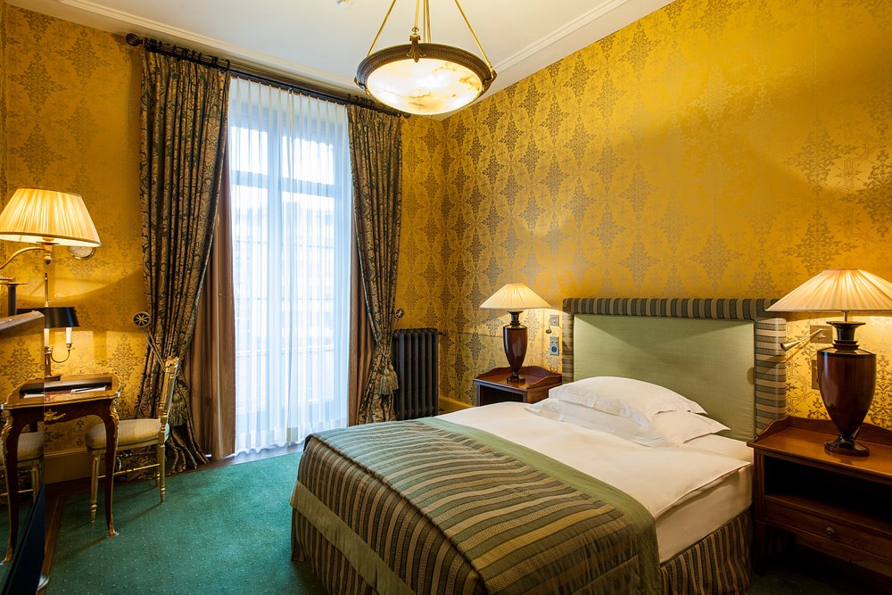 Hotel Les Trois Rois view 3