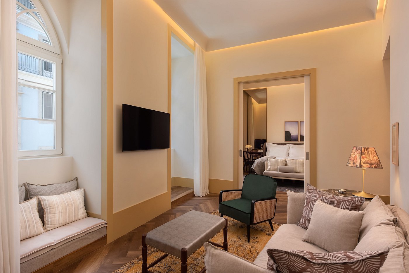 The Ivens, Autograph Collection view 4