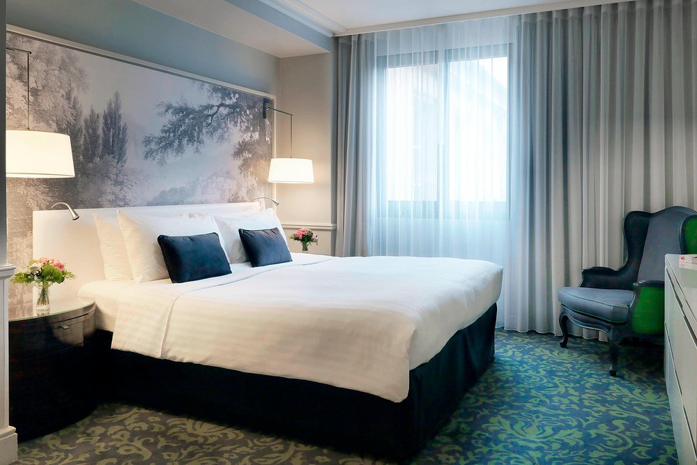 Renaissance Paris Nobel Tour Eiffel Hotel view 3