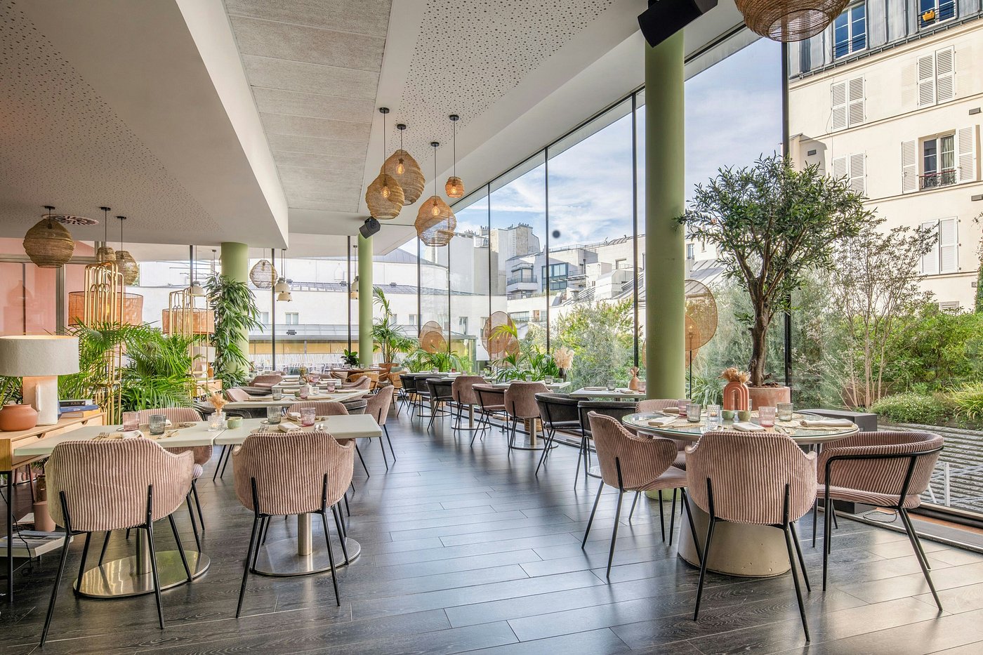 Renaissance Paris Arc de Triomphe Hotel view 5