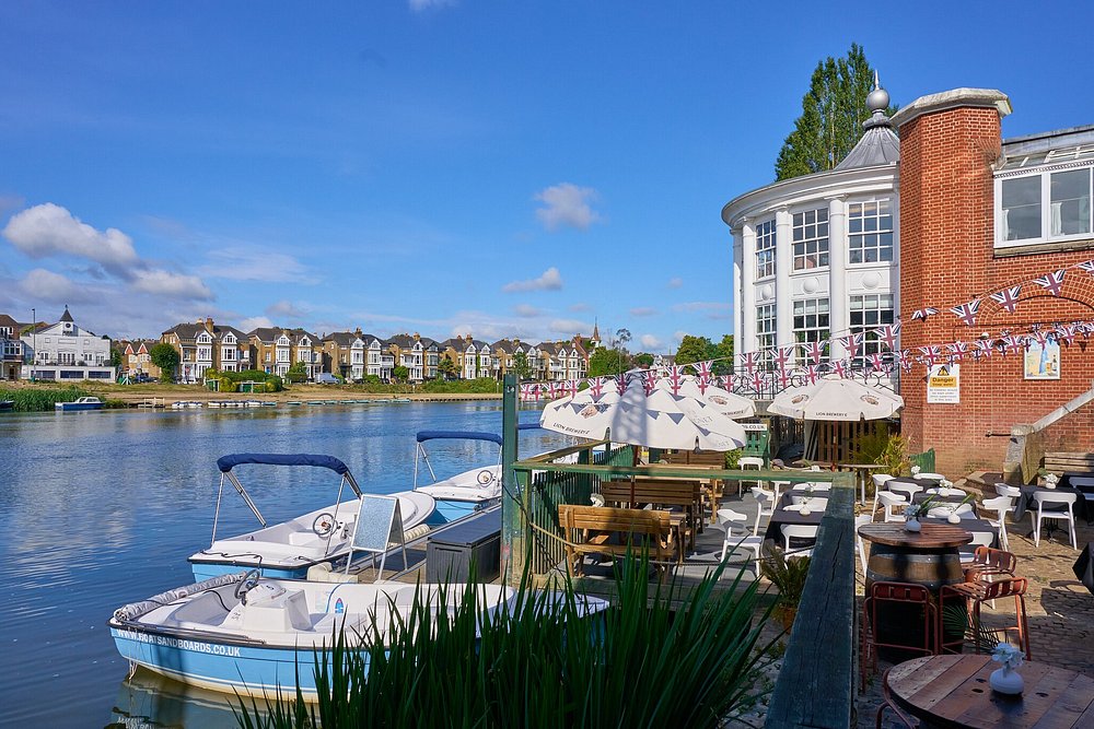 The Mitre Hampton Court view 5